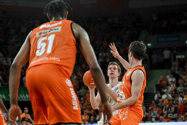 队中凭借高 队中凭借高